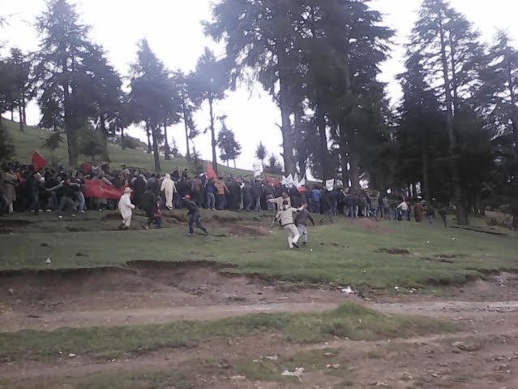 احتجاجات حاشدة على أراضي انتزعت من الفلاحين باساكن يتم تفويتها لشركة عقارية بثمن 70 درهما للمتر احتجاجات حاشدة على أراضي انتزعت من الفلاحين باساكن يتم تفويتها لشركة عقارية بثمن 70 درهما للمتر