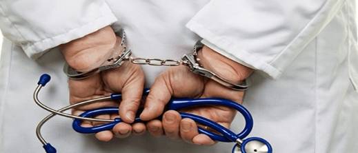 تلبس وصراخ داخل المستشفى.. كيف أسقط كمين النيابة العامة طبيبا "تاجر" بآلام تلميذين