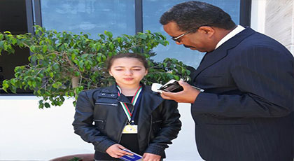 الوزير بلمختار يتوج التلميذة اميمة الطالعي من بني انصار بميدالية تحدي القراءة العربي الوزير بلمختار يتوج التلميذة اميمة الطالعي من بني انصار بميدالية تحدي القراءة العربي