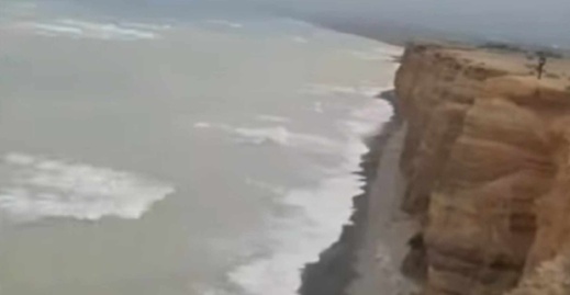 البحر يلفظ زورقا مطاطيا مجهول الهوية بسواحل أركمان