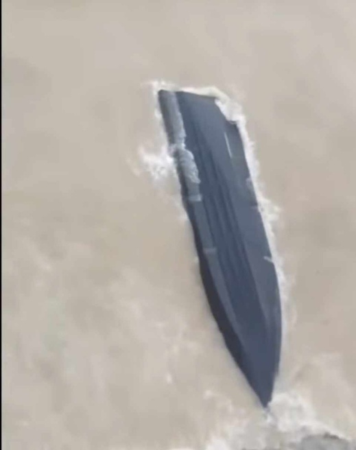 البحر يلفظ زورقا مطاطيا مجهول الهوية بسواحل أركمان البحر يلفظ زورقا مطاطيا مجهول الهوية بسواحل أركمان