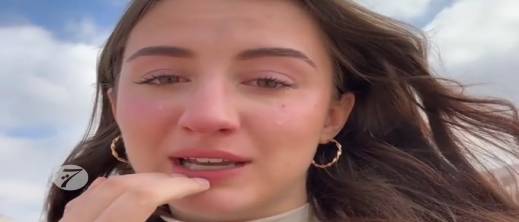 سائحة أمريكية تبكي بسبب الجوع في شاطئ طنجة يثير الجدل خلال رمضان سائحة أمريكية تبكي بسبب الجوع في شاطئ طنجة يثير الجدل خلال رمضان