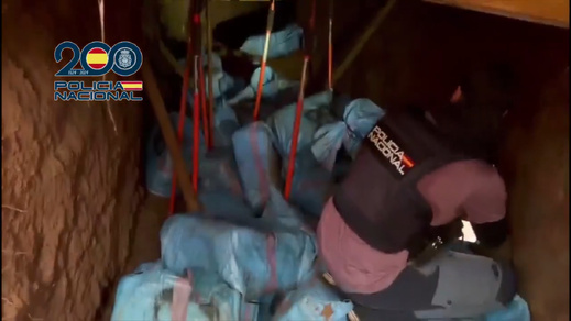 الشرطة الإسبانية تحجز 19 بندقية كلاشينكوف وأكثر من طن من الكوكايين في عملية أمنية كبرى