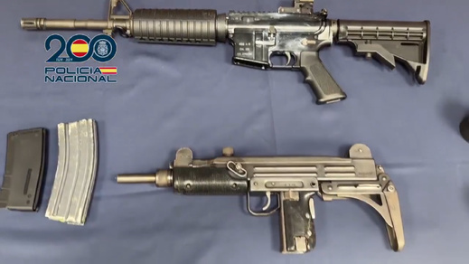 الشرطة الإسبانية تحجز 19 بندقية كلاشينكوف وأكثر من طن من الكوكايين في عملية أمنية كبرى