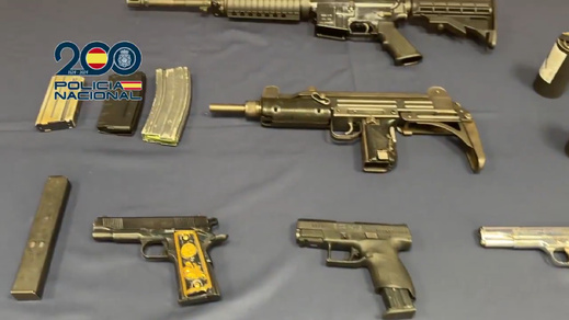 الشرطة الإسبانية تحجز 19 بندقية كلاشينكوف وأكثر من طن من الكوكايين في عملية أمنية كبرى الشرطة الإسبانية تحجز 19 بندقية كلاشينكوف وأكثر من طن من الكوكايين في عملية أمنية كبرى