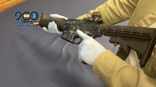 الشرطة الإسبانية تحجز 19 بندقية كلاشينكوف وأكثر من طن من الكوكايين في عملية أمنية كبرى الشرطة الإسبانية تحجز 19 بندقية كلاشينكوف وأكثر من طن من الكوكايين في عملية أمنية كبرى