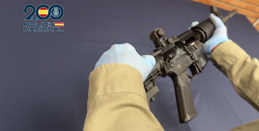 الشرطة الإسبانية تحجز 19 بندقية كلاشينكوف وأكثر من طن من الكوكايين في عملية أمنية كبرى الشرطة الإسبانية تحجز 19 بندقية كلاشينكوف وأكثر من طن من الكوكايين في عملية أمنية كبرى