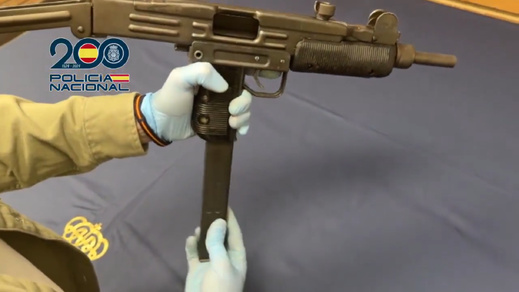 الشرطة الإسبانية تحجز 19 بندقية كلاشينكوف وأكثر من طن من الكوكايين في عملية أمنية كبرى