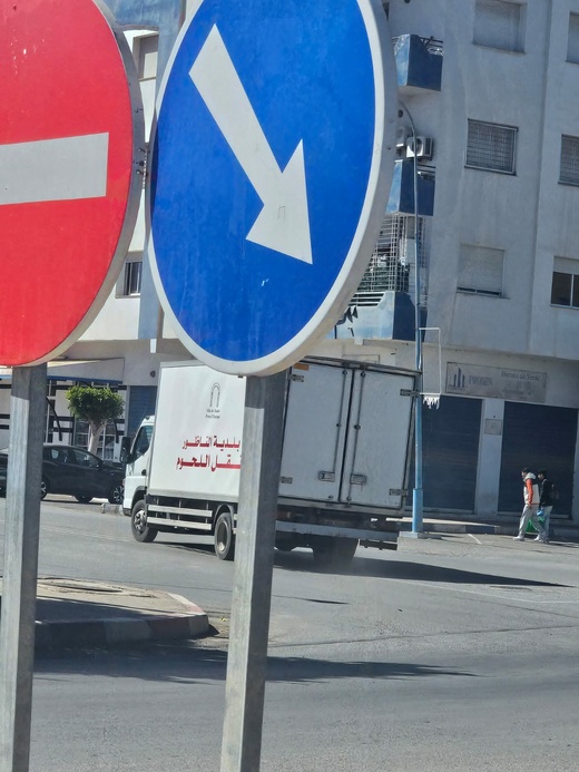 استياء في سلوان بعد دخول شاحنة لنقل اللحوم التابعة لبلدية الناظور في الاتجاه المعاكس