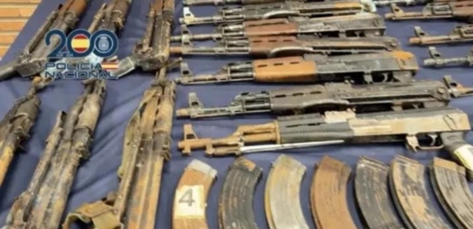 كلاشنيكوف ومخبأ تحت الأرض.. تفكيك شبكة تهريب خطيرة في إسبانيا كلاشنيكوف ومخبأ تحت الأرض.. تفكيك شبكة تهريب خطيرة في إسبانيا