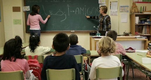 بعد قرار مدريد ومورسيا.. المغرب يطرح بدائل رقمية لتعليم العربية لأبناء الجالية بإسبانيا بعد قرار مدريد ومورسيا.. المغرب يطرح بدائل رقمية لتعليم العربية لأبناء الجالية بإسبانيا