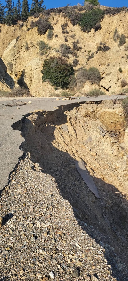 حالة الطريق الرابطة بين بودينار وإفاسيا تثير موجة استياء واسعة بالريف حالة الطريق الرابطة بين بودينار وإفاسيا تثير موجة استياء واسعة بالريف