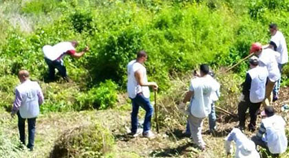 أعضاء جمعية ثامونيت و ساكنة جماعة إفرني ينظمون حملة ل "تنظيف مقبرة بني بوييري" بجبل إفرني أعضاء جمعية ثامونيت و ساكنة جماعة إفرني ينظمون حملة ل "تنظيف مقبرة بني بوييري" بجبل إفرني