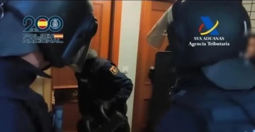 إسبانيا تفكك شبكة تزوير وثائق لمهاجرين مغاربة إسبانيا تفكك شبكة تزوير وثائق لمهاجرين مغاربة