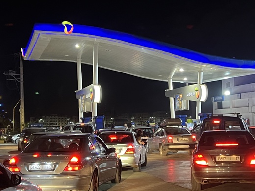 ارتفاع أسعار الوقود يتسبب في طوابير طويلة بمحطات الناظور قبل حلول منتصف الليل 