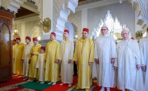 أمير المؤمنين يؤدي صلاة العيد في المشور السعيد بالرباط أمير المؤمنين يؤدي صلاة العيد في المشور السعيد بالرباط