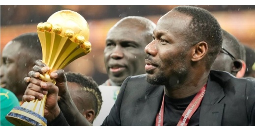 مثيرا الجدل.. مدرب السنغال يضع كأس إفريقيا تحت حراسة عسكرية مثيرا الجدل.. مدرب السنغال يضع كأس إفريقيا تحت حراسة عسكرية