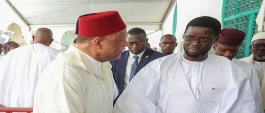 فيديو يشعل مواقع التواصل: ما حقيقة “منع” السفير المغربي من صلاة العيد بداكار؟