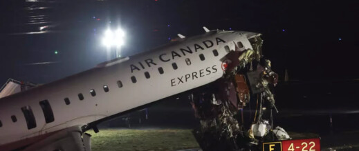 اصطدام طائرة بمركبة في مطار لاغوارديا… وتعليق الرحلات بنيويورك