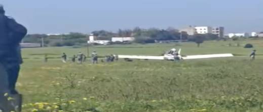 عطل مفاجئ ينهي رحلة طائرة في حقل فلاحي بمنطقة بوقنادل