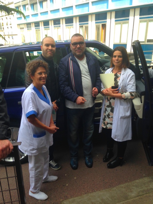 صورة.. ناظوري بفرنسا يلتقي الملك وهكذا أخد معه صورة تذكارية بدون برتوكول صورة.. ناظوري بفرنسا يلتقي الملك وهكذا أخد معه صورة تذكارية بدون برتوكول