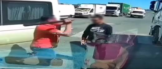 بسبب شجار أسبقية المرور.. سائق حافلة لنقل العمال اعتدى بـ"هراوة" على رأس سائق شاحنة