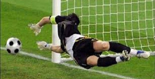 توقيف حارس مرمى مغربي متلبس بسرقة دراجة نارية يثير استنكار الوسط الرياضي توقيف حارس مرمى مغربي متلبس بسرقة دراجة نارية يثير استنكار الوسط الرياضي