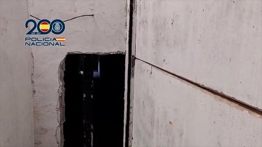 شاهدوا.. نفق تهريب المخدرات السري بسبتة.. بنية معقدة لتأمين تهريب المخدرات بسكة حديدية وعازل صوت