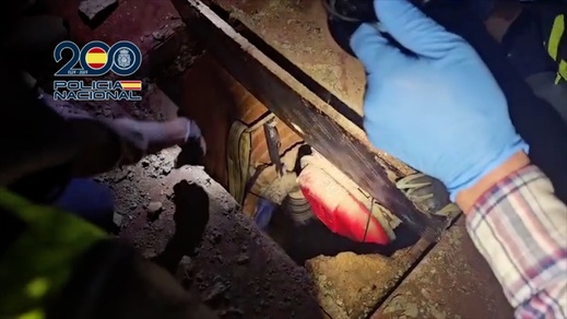 شاهدوا.. نفق تهريب المخدرات السري بسبتة.. بنية معقدة لتأمين تهريب المخدرات بسكة حديدية وعازل صوت شاهدوا.. نفق تهريب المخدرات السري بسبتة.. بنية معقدة لتأمين تهريب المخدرات بسكة حديدية وعازل صوت