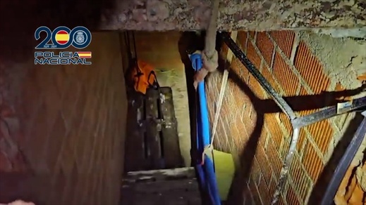 شاهدوا.. نفق تهريب المخدرات السري بسبتة.. بنية معقدة لتأمين تهريب المخدرات بسكة حديدية وعازل صوت شاهدوا.. نفق تهريب المخدرات السري بسبتة.. بنية معقدة لتأمين تهريب المخدرات بسكة حديدية وعازل صوت