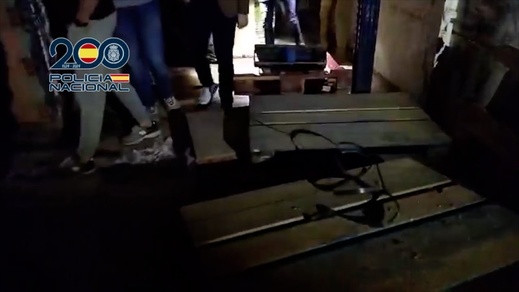 شاهدوا.. نفق تهريب المخدرات السري بسبتة.. بنية معقدة لتأمين تهريب المخدرات بسكة حديدية وعازل صوت