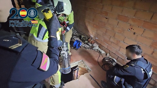 شاهدوا.. نفق تهريب المخدرات السري بسبتة.. بنية معقدة لتأمين تهريب المخدرات بسكة حديدية وعازل صوت شاهدوا.. نفق تهريب المخدرات السري بسبتة.. بنية معقدة لتأمين تهريب المخدرات بسكة حديدية وعازل صوت