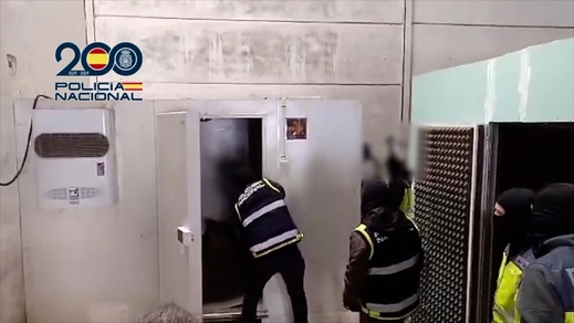 شاهدوا.. نفق تهريب المخدرات السري بسبتة.. بنية معقدة لتأمين تهريب المخدرات بسكة حديدية وعازل صوت شاهدوا.. نفق تهريب المخدرات السري بسبتة.. بنية معقدة لتأمين تهريب المخدرات بسكة حديدية وعازل صوت