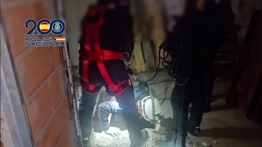 شاهدوا.. نفق تهريب المخدرات السري بسبتة.. بنية معقدة لتأمين تهريب المخدرات بسكة حديدية وعازل صوت