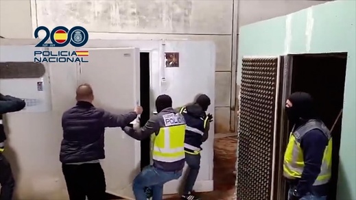 شاهدوا.. نفق تهريب المخدرات السري بسبتة.. بنية معقدة لتأمين تهريب المخدرات بسكة حديدية وعازل صوت