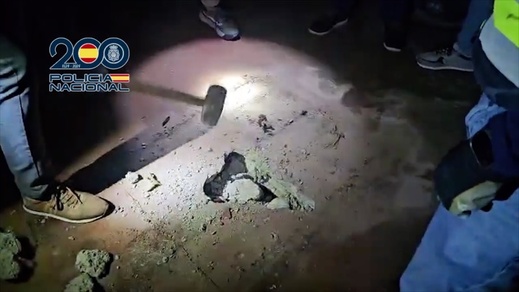 شاهدوا.. نفق تهريب المخدرات السري بسبتة.. بنية معقدة لتأمين تهريب المخدرات بسكة حديدية وعازل صوت شاهدوا.. نفق تهريب المخدرات السري بسبتة.. بنية معقدة لتأمين تهريب المخدرات بسكة حديدية وعازل صوت