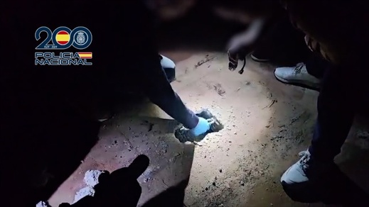 شاهدوا.. نفق تهريب المخدرات السري بسبتة.. بنية معقدة لتأمين تهريب المخدرات بسكة حديدية وعازل صوت شاهدوا.. نفق تهريب المخدرات السري بسبتة.. بنية معقدة لتأمين تهريب المخدرات بسكة حديدية وعازل صوت