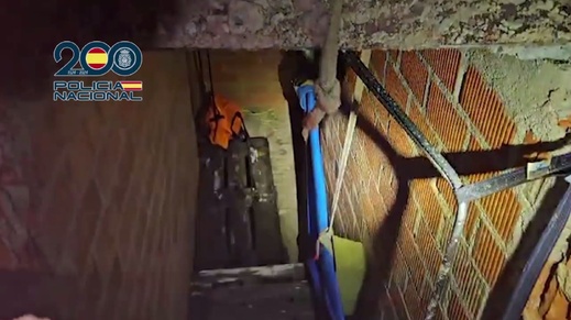 شاهدوا.. نفق تهريب المخدرات السري بسبتة.. بنية معقدة لتأمين تهريب المخدرات بسكة حديدية وعازل صوت شاهدوا.. نفق تهريب المخدرات السري بسبتة.. بنية معقدة لتأمين تهريب المخدرات بسكة حديدية وعازل صوت