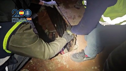 شاهدوا.. نفق تهريب المخدرات السري بسبتة.. بنية معقدة لتأمين تهريب المخدرات بسكة حديدية وعازل صوت شاهدوا.. نفق تهريب المخدرات السري بسبتة.. بنية معقدة لتأمين تهريب المخدرات بسكة حديدية وعازل صوت