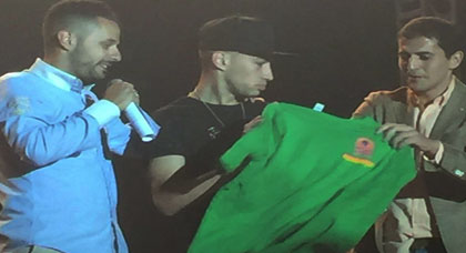 لاعب برشلونة منير الحدادي يشارك في أمسية خيرية بمليلية لفائدة اللاجئين لاعب برشلونة منير الحدادي يشارك في أمسية خيرية بمليلية لفائدة اللاجئين