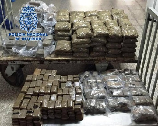 بالصور.. حجز كمية مهمة من المخدرات واعتقال 5 أشخاص تورطوا في عملية الاتجار الدولي في الحشيش بالصور.. حجز كمية مهمة من المخدرات واعتقال 5 أشخاص تورطوا في عملية الاتجار الدولي في الحشيش