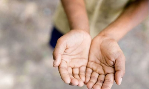 "استغلال الأطفال في التسول بشوارع الناظور".. استنكار حقوقي ومطالب ببرامج محلية للإدماج "استغلال الأطفال في التسول بشوارع الناظور".. استنكار حقوقي ومطالب ببرامج محلية للإدماج