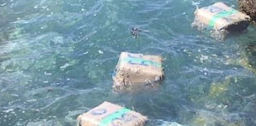 البحر يلفظ رزم مخدرات بشاطئ المهندس بالناظور