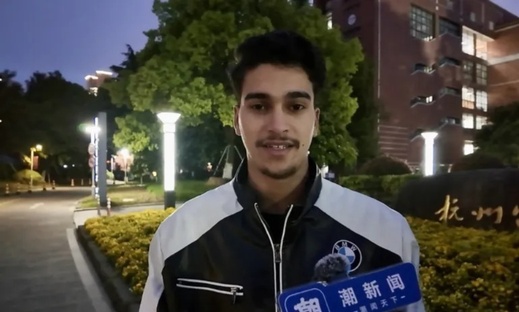 طالب مغربي يتحول إلى “بطل” في الصين بعد إنقاذ شابة من الغرق طالب مغربي يتحول إلى “بطل” في الصين بعد إنقاذ شابة من الغرق