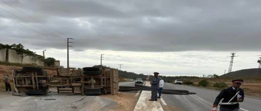 الناظور.. انفجار عجلة يتسبب في انقلاب شاحنة على الطريق الساحلية