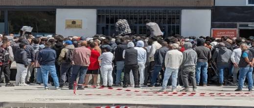 طوابير قياسية أمام قنصلية المغرب بألميريا.. سباق محموم نحو "تسوية الأوضاع"