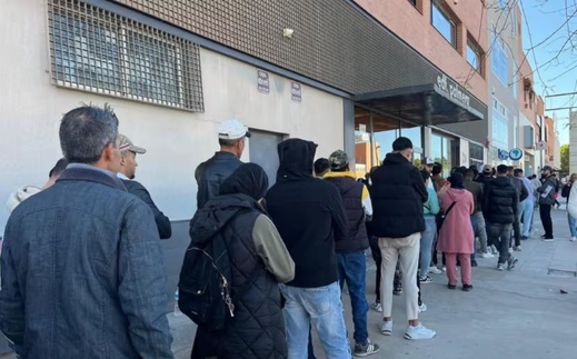 8 آلاف مغربي يتوافدون على قنصلية ألميريا استعدادا لتسوية أوضاع الإقامة في إسبانيا 8 آلاف مغربي يتوافدون على قنصلية ألميريا استعدادا لتسوية أوضاع الإقامة في إسبانيا