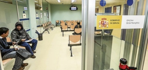 إضراب شامل بمكاتب الهجرة الإسبانية يعطل تسوية ملفات الإقامة والعمل