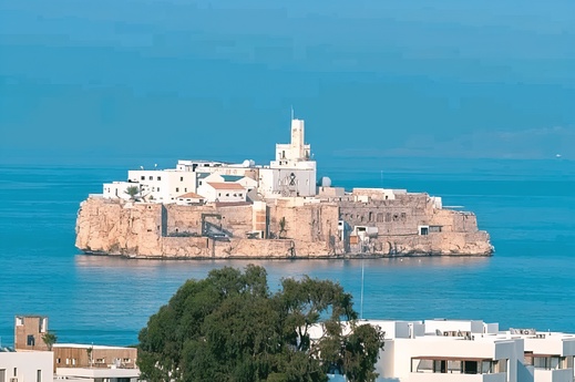 البحرية الملكية تحبط محاولة مهاجر جزائري السباحة نحو صخرة النكور بالحسيمة البحرية الملكية تحبط محاولة مهاجر جزائري السباحة نحو صخرة النكور بالحسيمة