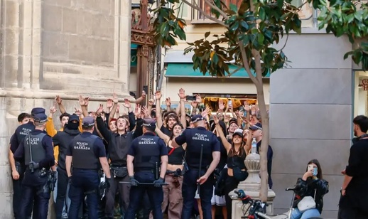 مواجهات في الشارع بغرناطة بسبب قرار تسوية 500 ألف مهاجر في إسبانيا مواجهات في الشارع بغرناطة بسبب قرار تسوية 500 ألف مهاجر في إسبانيا